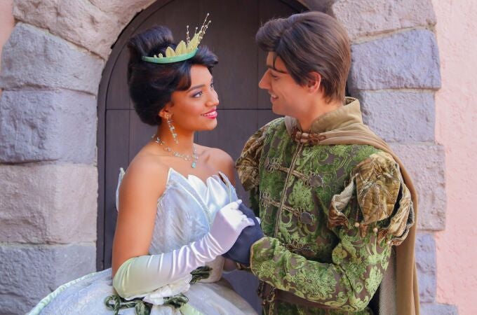 Hay personajes como las princesas Disney que no tienen disfraz completo, por lo que la compañía busca a personas que se parezcan físicamente al personaje