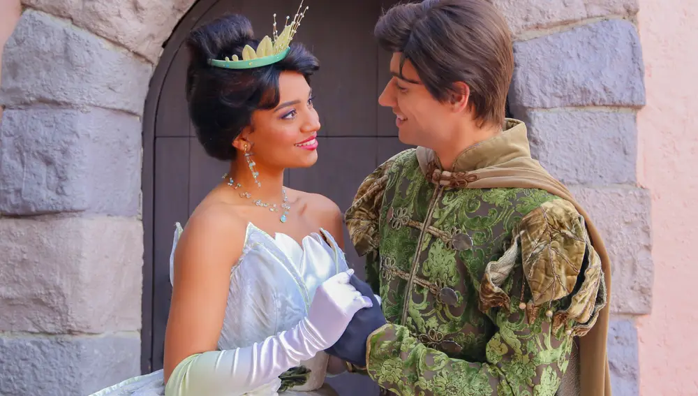Hay personajes como las princesas Disney que no tienen disfraz completo, por lo que la compañía busca a personas que se parezcan físicamente al personaje