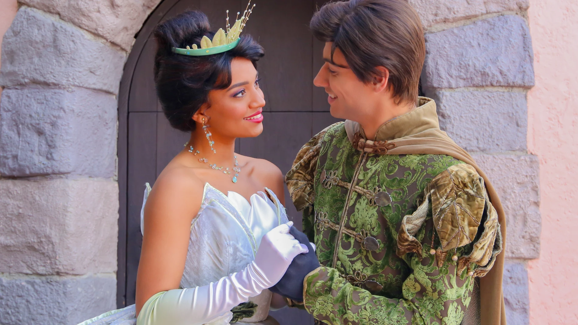 Hay personajes como las princesas Disney que no tienen disfraz completo, por lo que la compañía busca a personas que se parezcan físicamente al personaje