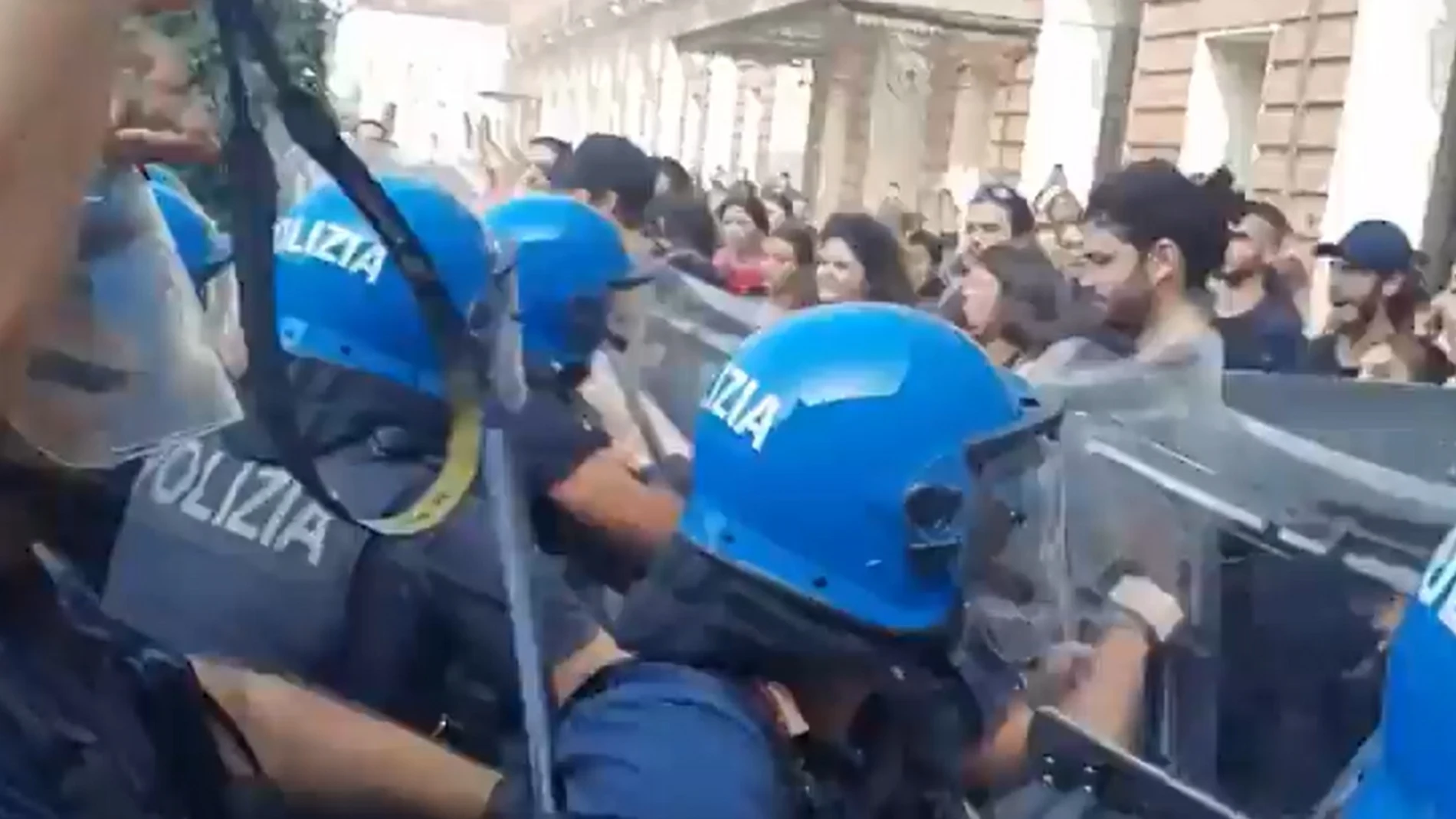 Policía italiana carga contra manifestantes en Turín