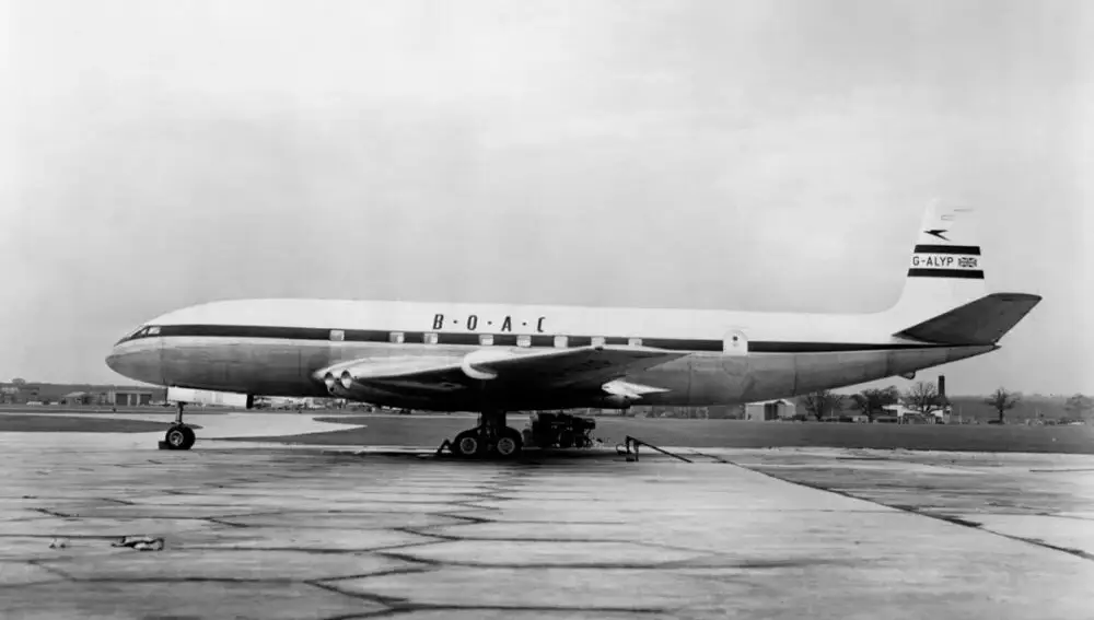 El vuelo 781 de British Overseas Airways Corporation (BOAC) se accidentó el 10 de enero de 1954 tras sufrir una 'descompresión explosiva' por la poca resistencia de una de sus ventanas