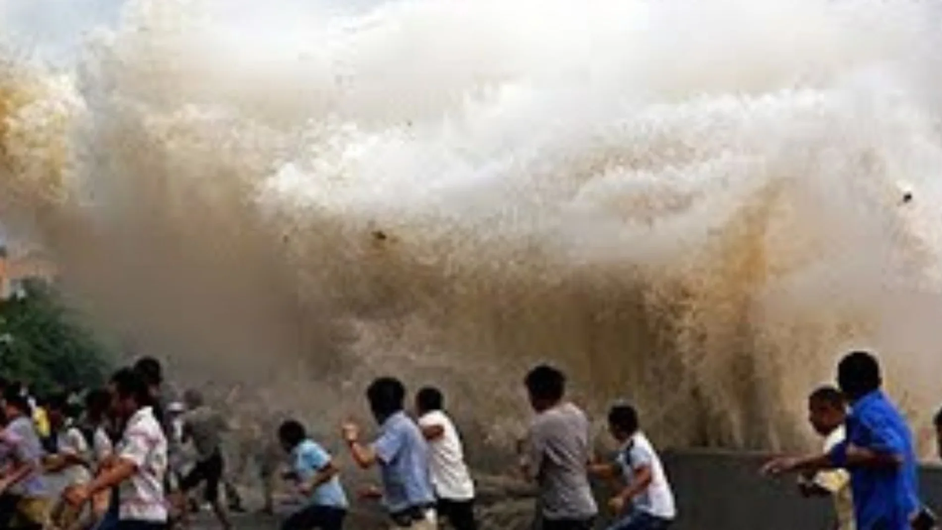 Las gigantescas olas de Qiantang, China