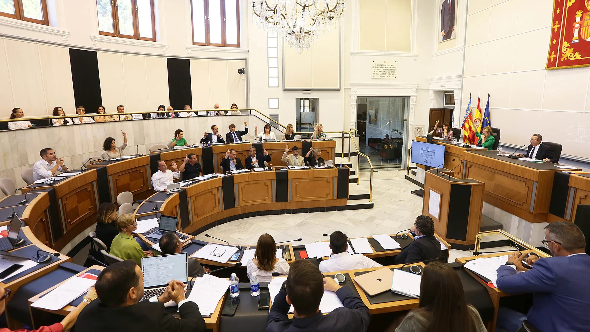 La sesión ordinaria del pleno de la Diputación de Alicante debatió ayer sobre el Fondo de Cooperación Municipal.