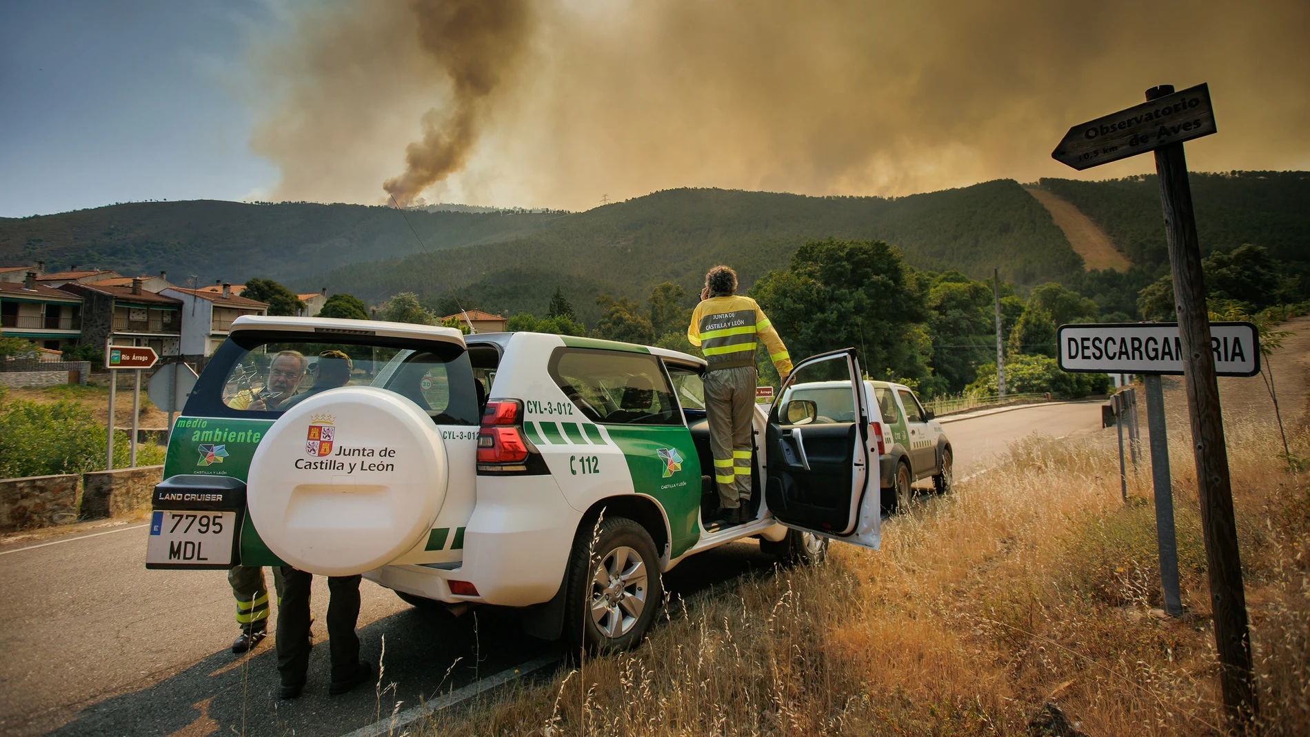 Medios terrestres intentan sofocar el incendio