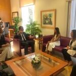 El cónsul adjunto de Ecuador, Patricio Villegas; y la de Colombia en Valencia, Gillian Maghmud, se reúnen con el alcalde José Ballesta