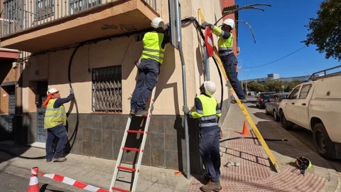 Operarios reforzando el suministro eléctrico