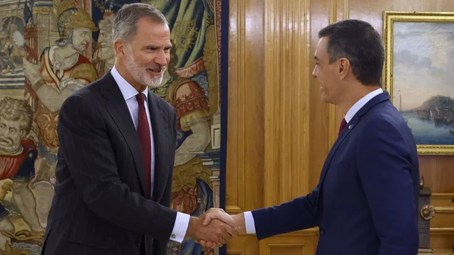Pedro Sánchez estrecha la mano a Felipe VI durante la ronda de consultas