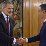 Pedro Sánchez estrecha la mano a Felipe VI durante la ronda de consultas