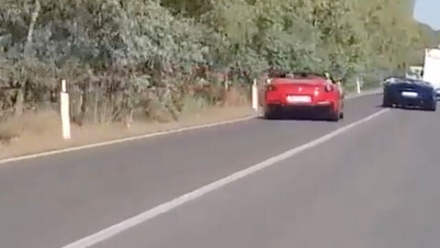 Momento en el que el matrimonio comienza a adelantar en línea continua a una caravana 