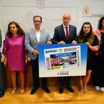 El alcalde de León, José Antonio Diez, y el delegado de la Once en Castilla y León, Ismael Pérez, presentan un cupón de la Once dedicado al Barrio Húmedo