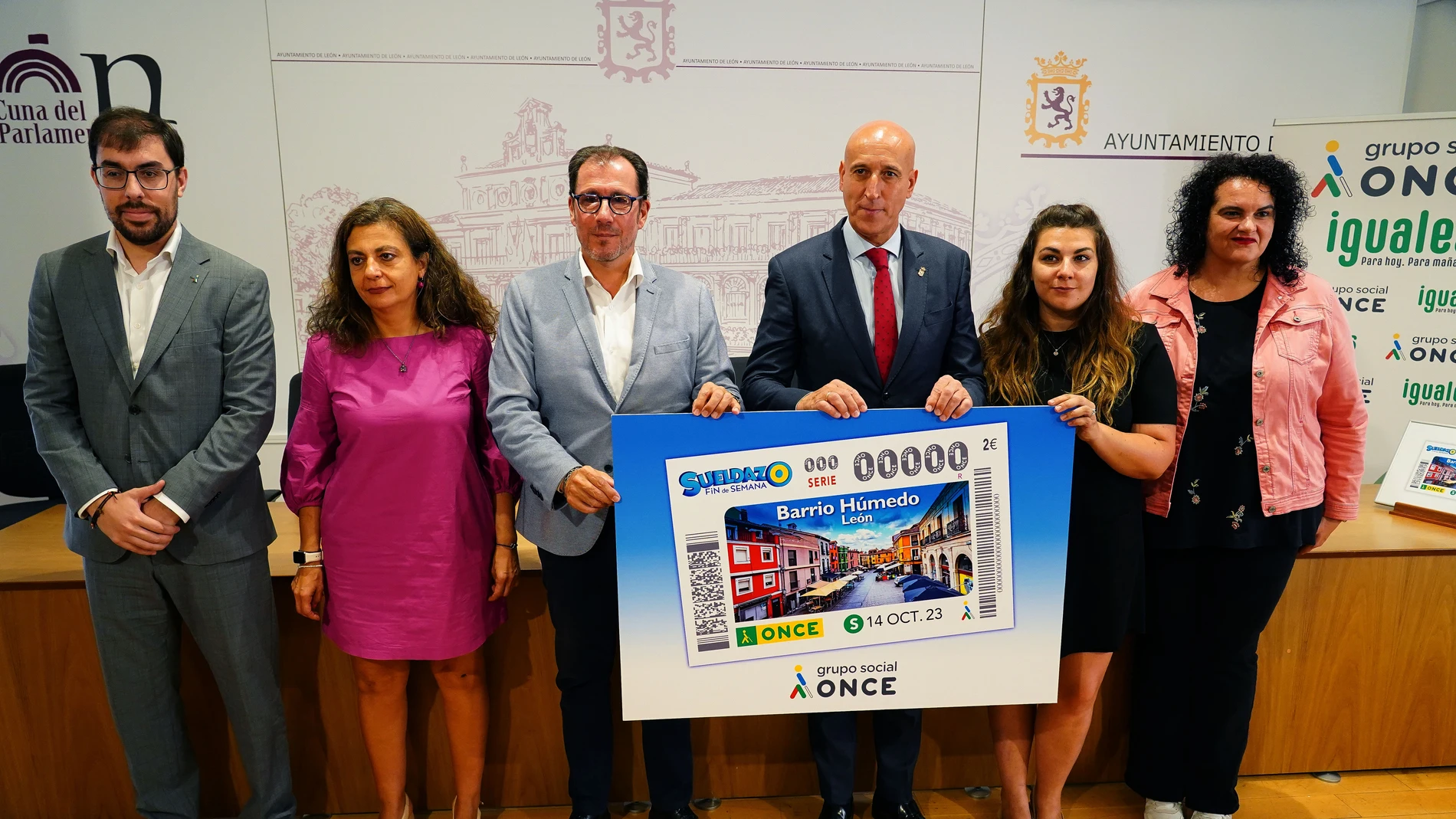 El alcalde de León, José Antonio Diez, y el delegado de la Once en Castilla y León, Ismael Pérez, presentan un cupón de la Once dedicado al Barrio Húmedo