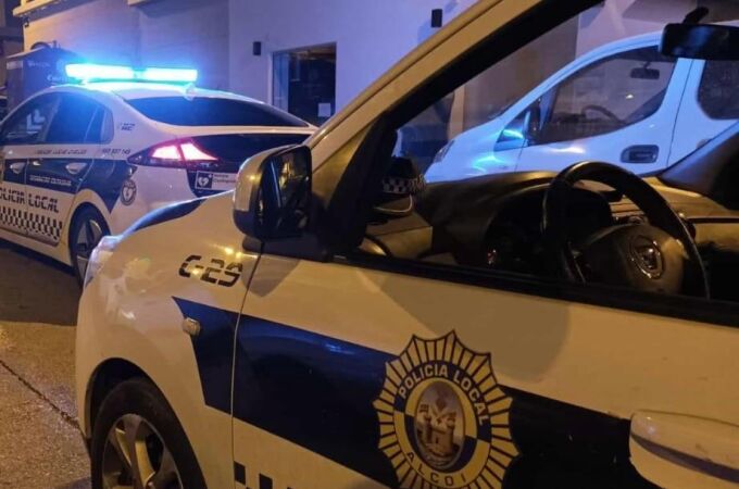 La Policía local de Alcoi evitó que el hombre tirara a su mujer por el balcón