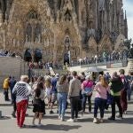  Varios turistas visitan la catedral de la Sagrada Familia de Barcelona.
