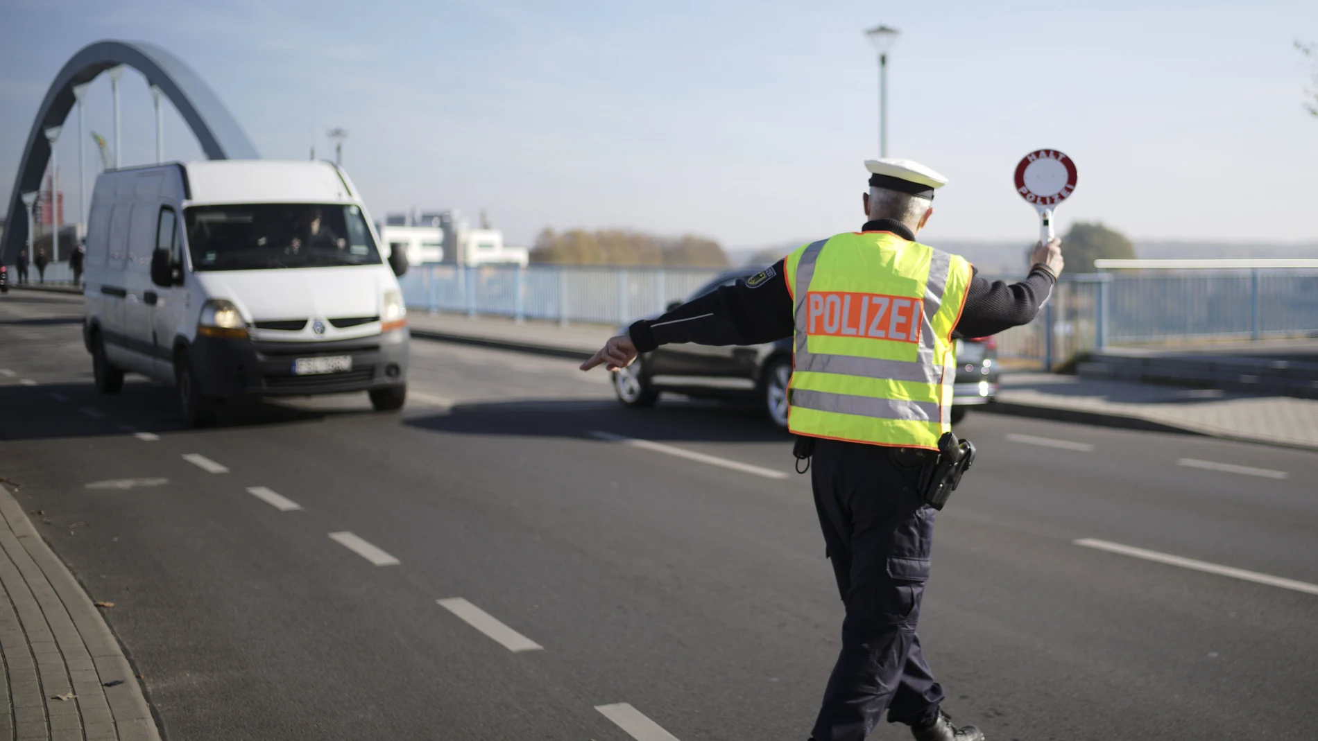 Un agente de la Policía Federal alemana detiene una furgoneta para buscar inmigrantes en el paso fronterizo de Polonia a Alemania en Frankfurt an der Oder, Alemania