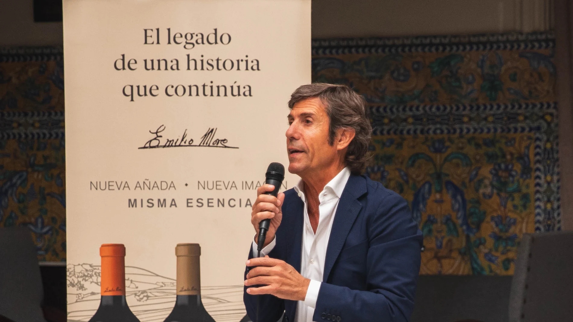 El presidente de la bodega vallisoletana, Javier Moro, presenta la nueva creación de la bodega, Elalba de Emilio Moro