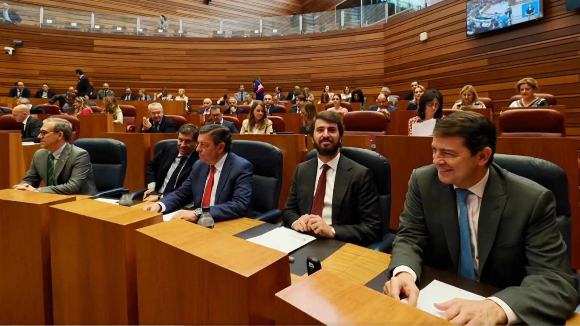 El presidente Mañueco sigue el debate en su escaño junto a García-Gallardo y los consejeros González Gago, Fernández Carriedo y Veganzones