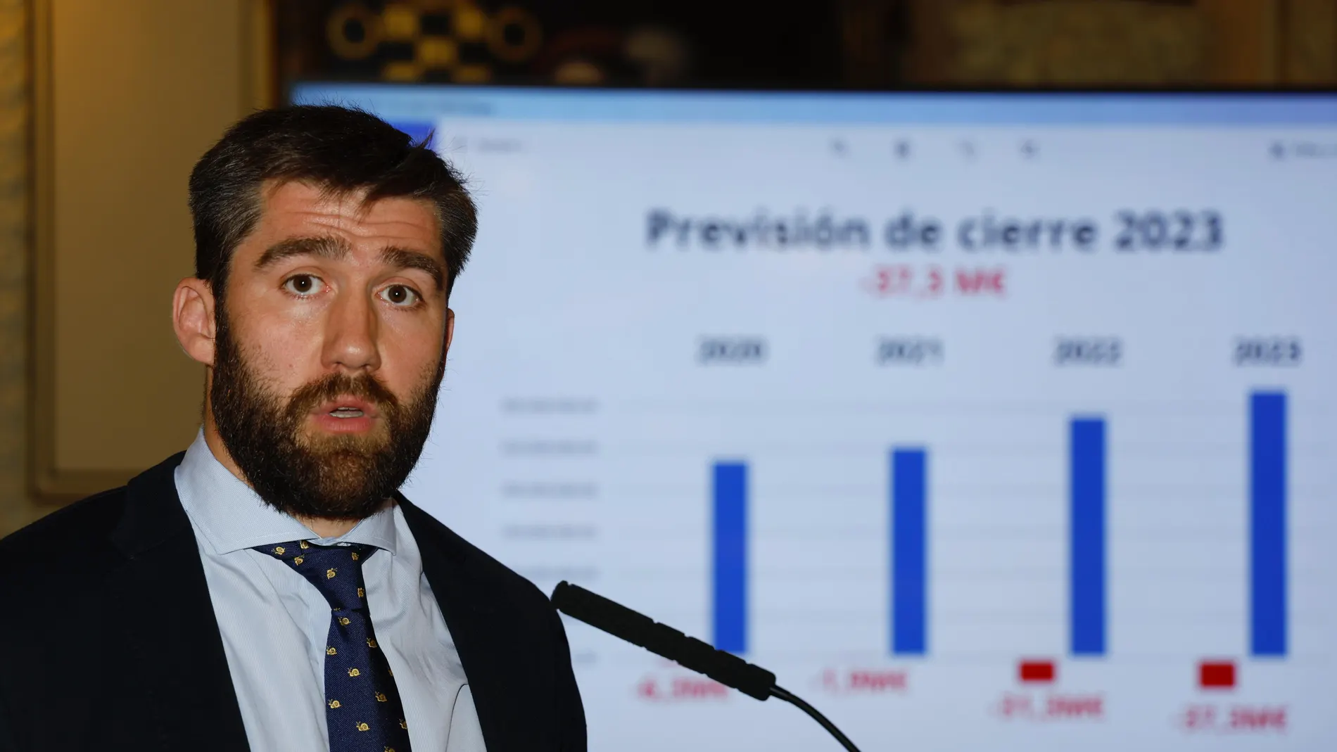 El concejal de Hacienda, Personal y Modernización Administrativa del Ayuntamiento de Valladolid, Francisco Blanco, presenta en rueda de prensa el informe del interventor municipal sobre la situación económico-financiera del Consistorio
