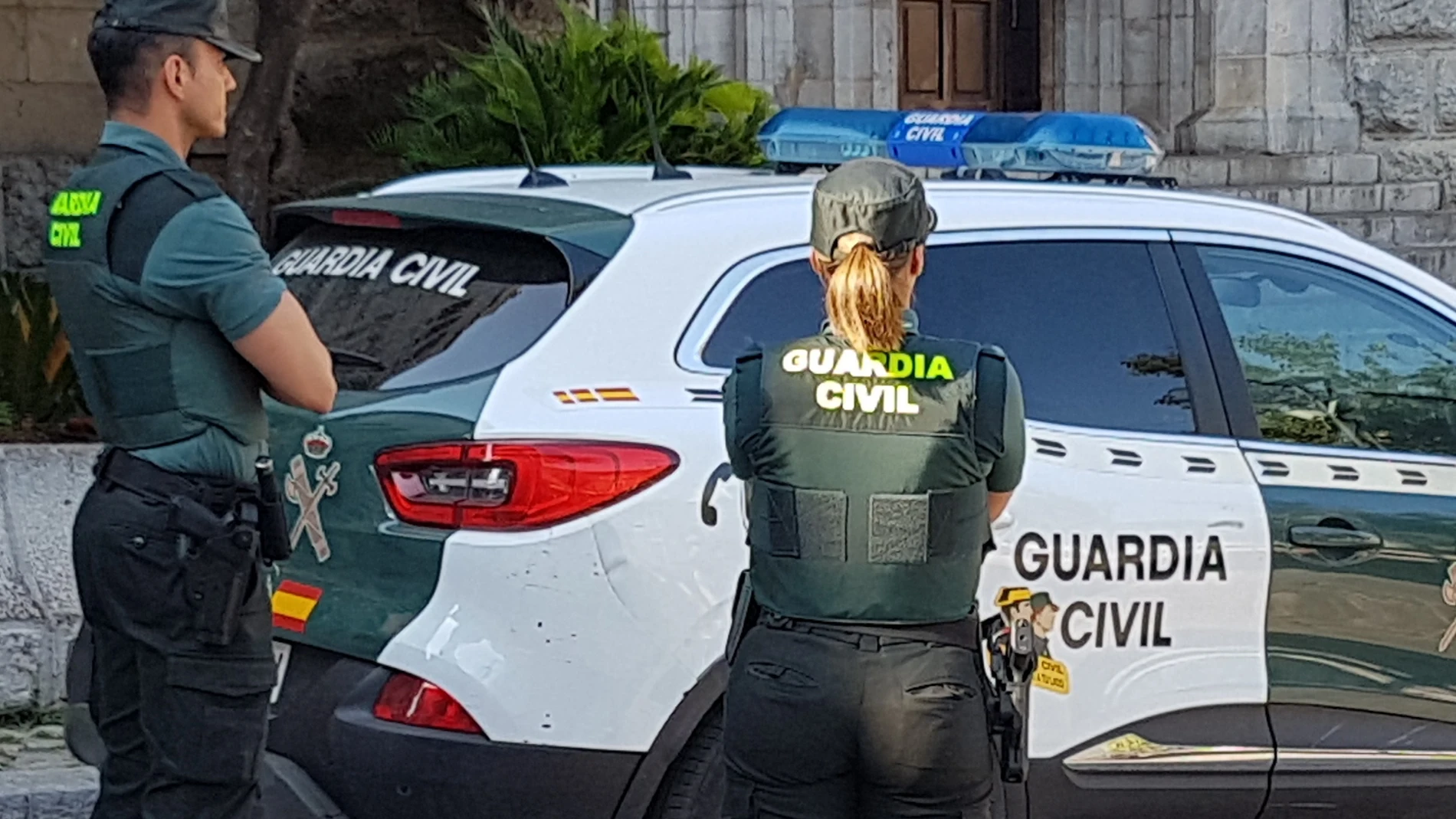 Dos guardias civiles ante un vehículo del cuerpo.GUARDIA CIVIL04/10/2023