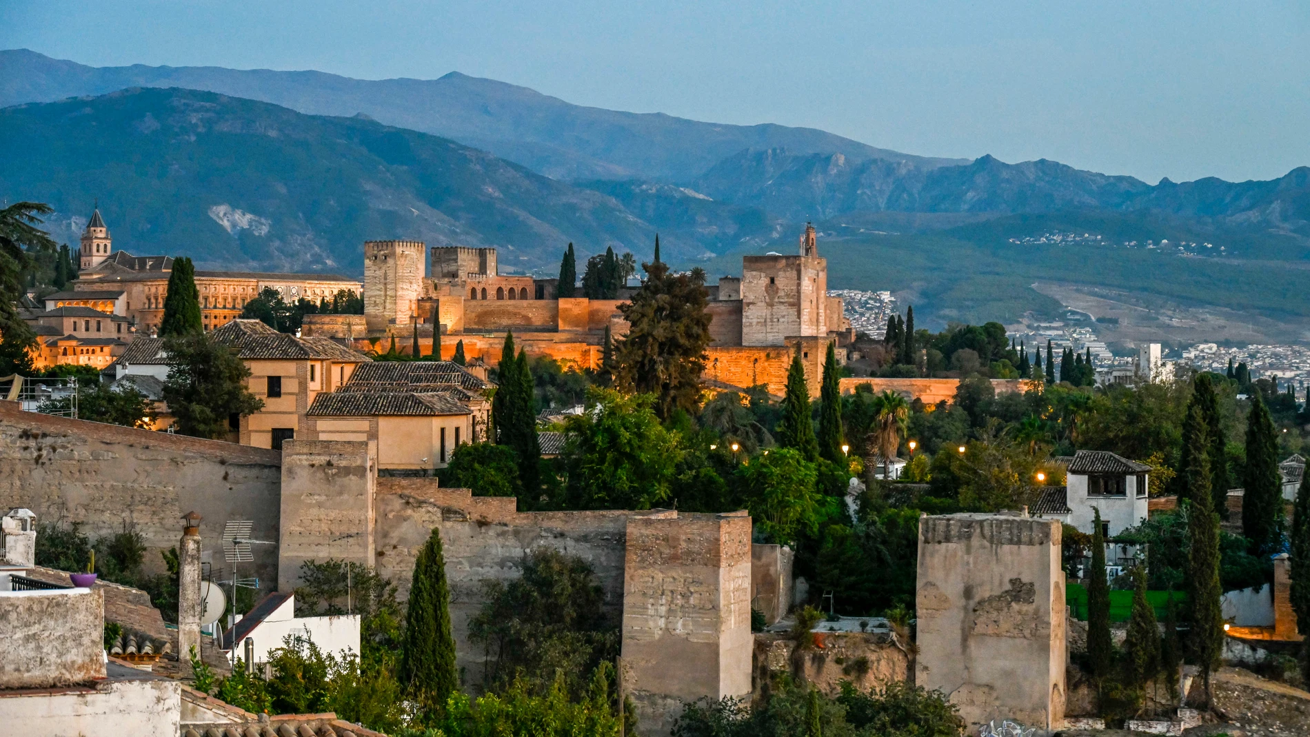 GRANADA, 04/10/2023.- Vista general de la Alhambra en Granada, este miércoles. Granada se prepara para este jueves y viernes para albergar la Cumbre de Jefes de Estado y de Gobierno de la Comunidad Política Europea. EFE/ Miguel Ángel Molina 