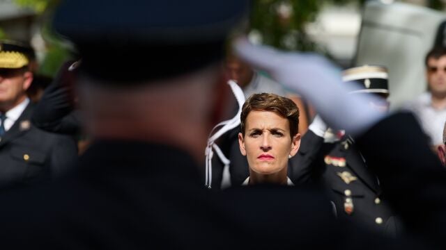 La Presidenta del Gobierno de Navarra, María Chivite (c), ha presidido este lunes, junto al Delegado del Gobierno en Navarra en funciones Valentín Velasco, y el Jefe Superior de Policía en Navarra José María Borja, el Día de la Policía, festividad de los Santos Angeles Custodios. EFE/Iñaki Porto