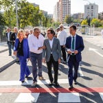 José Luis Martínez-Almeida visita la calle que conecta el barrio de Peñagrande con la M-30 y Valdezarza