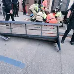 Una mujer de 45 años y una niña de 12 arrolladas por un coche mientras estaban sentadas en un banco