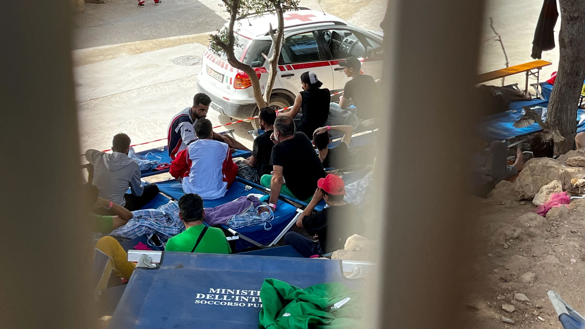 Varios inmigrantes recluidos en el único centro de acogida de la isla italiana de Lampedusa. 