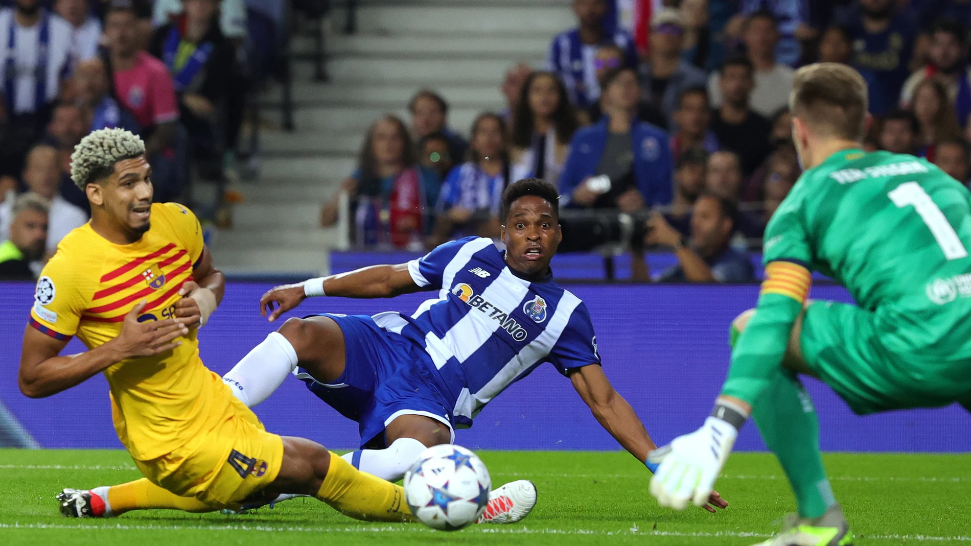 Porto (Portugal), 04/10/2023.- FC Porto's Wendell (C) in action against FC Barcelona´s Ronald Araujo during the UEFA Champions League group H match between FC Porto and FC Barcelona, in Porto, Portugal, 04 October 2023. (Liga de Campeones) EFE/EPA/ESTELA SILVA