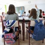 Varios niños en un aula del colegio Arturo Soria, el primer día de curso escolar, en Madrid.
