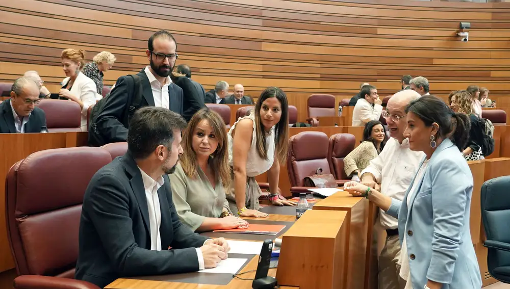 Luis Tudanca chala con Igea en presencia de Patricia Gómez, Nuria Rubio y Ana Sánchez