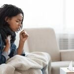 Una joven tose a causa de una bronquitis