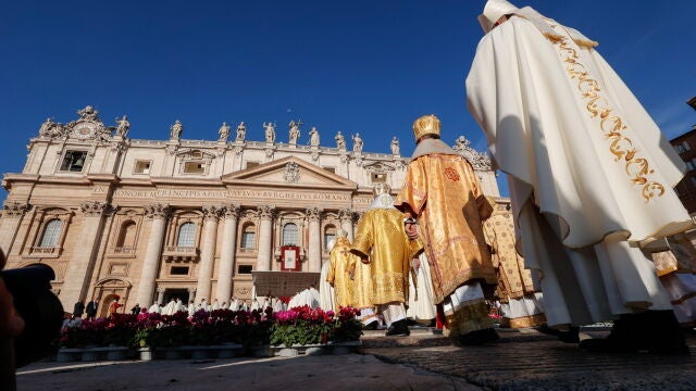 El Papa Francisco junto a sacerdotes y obispos durante la apertura del Sínodo