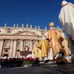 El Papa Francisco junto a sacerdotes y obispos durante la apertura del Sínodo