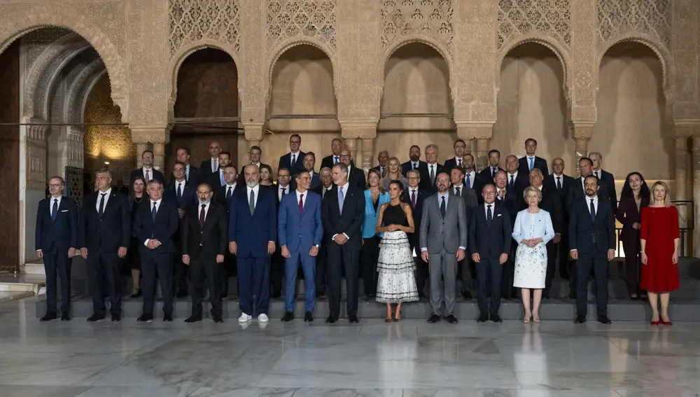 Los Reyes de España, Felipe (7d) y Letizia (6d), reciben a los mandatarios europeos en su visita al Patio de los Leones de la Alhambra dentro de la III Cumbre de la Comunidad Política Europea (CPE), este jueves en Granada. 