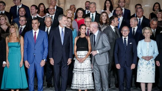 Los Reyes de España, Felipe (7d) y Letizia (6d), reciben a los mandatarios europeos en su visita al Patio de los Leones de la Alhambra dentro de la III Cumbre de la Comunidad Política Europea (CPE), este jueves en Granada.