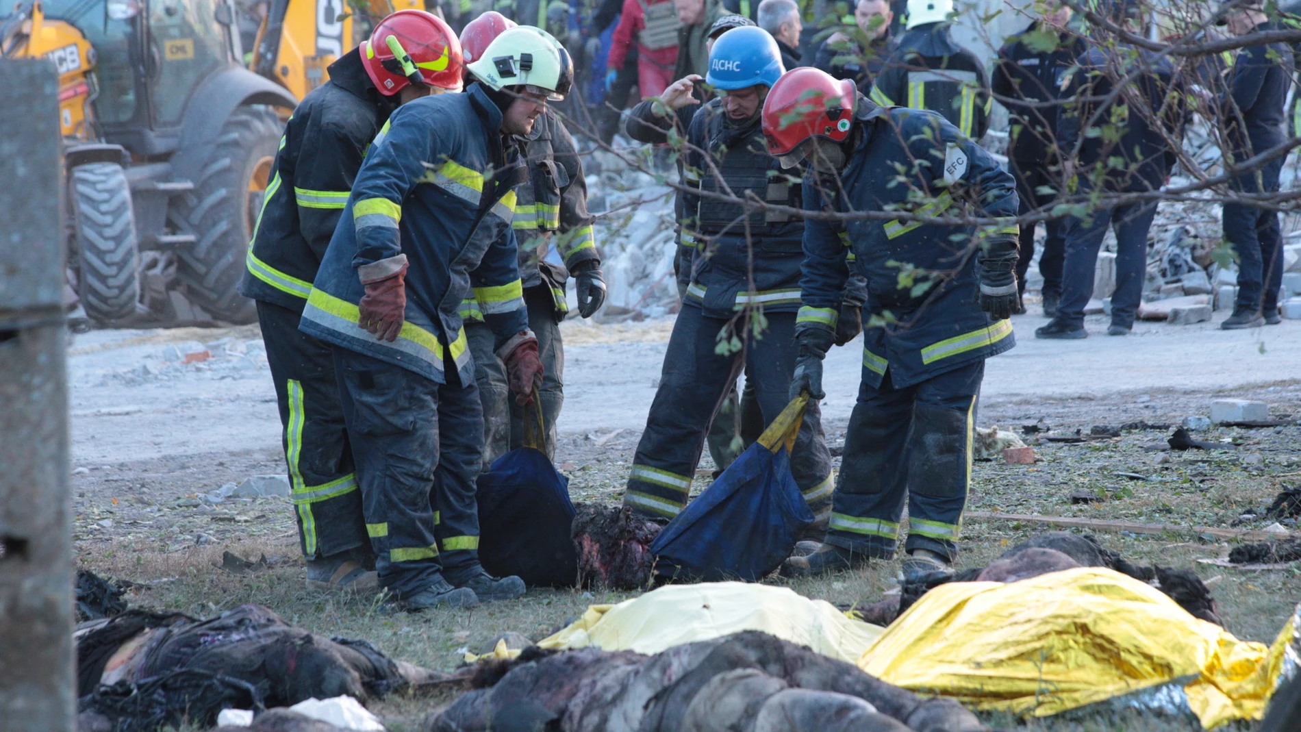Hroza (Ukraine), 05/10/2023.- Rescuers work near dead bodies at the site of a military strike in the village of Hroza, Kupiansk district, Kharkiv region, northeastern Ukraine, 05 October 2023, amid the Russian invasion. At least 51 people were killed and seven others injured after a Russian missile hit the village of Hroza, Kupiansk district, the head of Kharkiv Regional State Administration Oleh Synehubov wrote on telegram. Among the victim was a six-year-old child, the head of Ukraine's Pre...