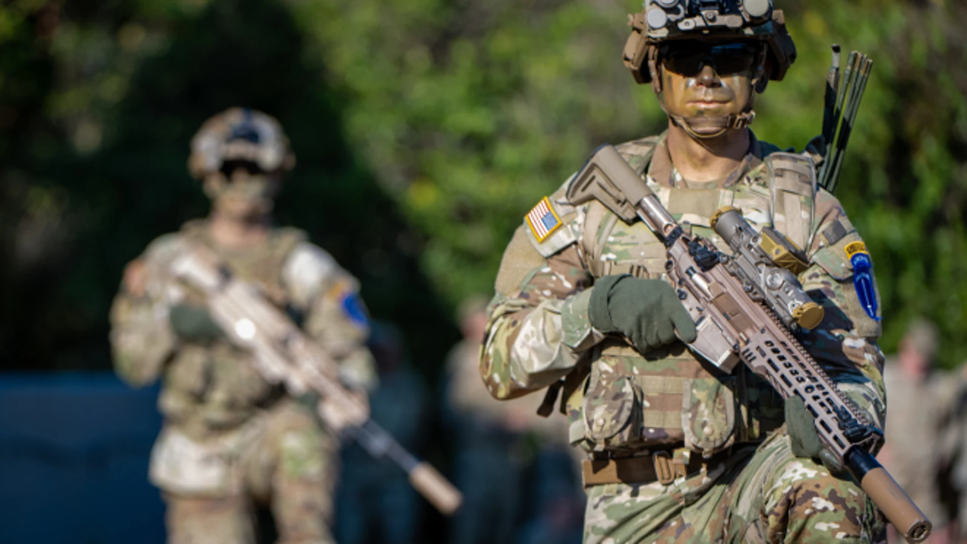 Uniforme de combate militar con mochila militar y rifle de asalto de pie en  el suelo creado con gen