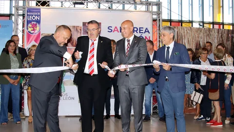 El presidente de la Diputación de León, Gerardo Álvarez Courel, el alcalde José Antonio Díez, el delegado territorial Eduardo Diego y el vicepresidente y responsable de los Productos de León, Roberto Aller, inauguran de forma oficial la XXIX Feria de los Productos de León