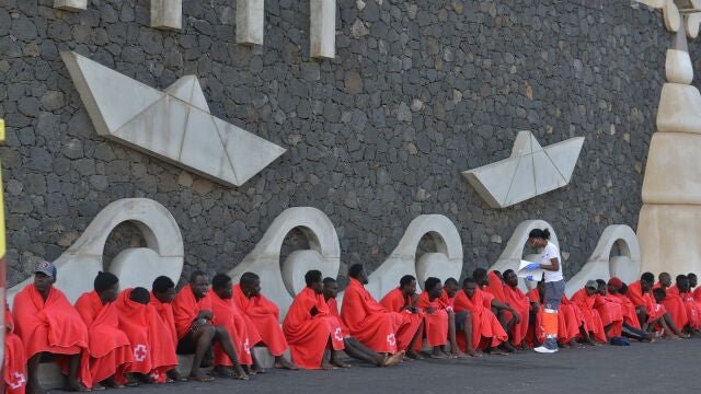 Las islas de Tenerife y El Hierro han recibido desde la pasada medianoche a 518 inmigrantes subsaharianos llegados a sus costas en cinco cayucos. En la imagen, la Cruz Roja asiste a 174 personas llegadas en dos embarcaciones durante la mañana al puerto de La Restinga, en El Hierro, una con 62 ocupantes y otra con 112.