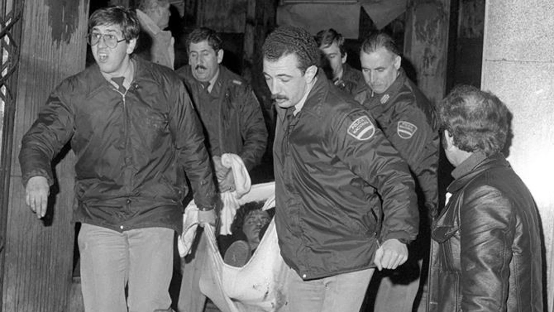 La Policía Nacional saca a una de las víctimas del incendio de la discoteca Alcalá 20, en Madrid.