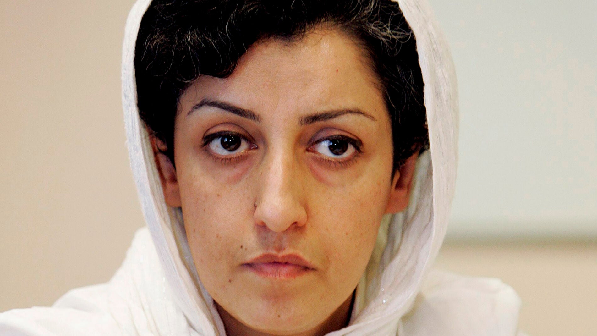 La Iraní Narges Mohammadi Se Alza Con El Nobel De La Paz Por Su Lucha A ...