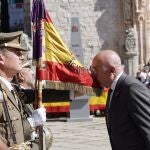 El alcalde de Valladolid, Jesús Julio Carnero, besa la bandera de España