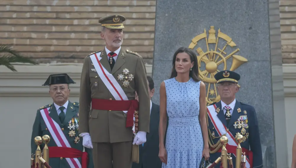 El look de la Reina Letizia en la jura de bandera de Leonor.