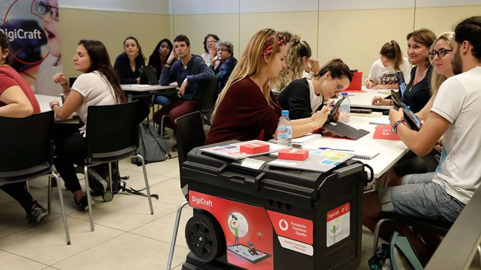 La Junta y Fundación Vodafone España formarán a 160 docentes y más de 2.300 estudiantes de 60 centros en la Comunidad en competencias digitales