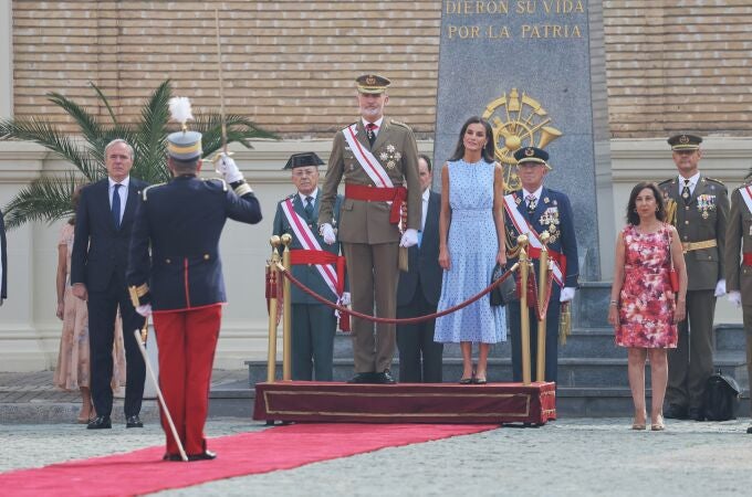 El Rey Felipe VI, la Reina Letizia y la ministra de Defensa, Margarita Robles en la jura de bandera en el Patio de Armas de la Academia General Militar de Zaragoza a 07 de Octubre de 2023 en Zaragoza (España).