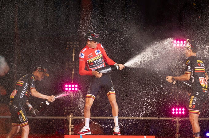Los ciclistas del Jumbo Visma, el estadounidense Sepp Kuss (c), el danés Jonas Vingegaard (i) y el esloveno Primoz Roglic, celebran su victoria en la clasificación general de la Vuelta Ciclista a España.