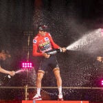 Los ciclistas del Jumbo Visma, el estadounidense Sepp Kuss (c), el danés Jonas Vingegaard (i) y el esloveno Primoz Roglic, celebran su victoria en la clasificación general de la Vuelta Ciclista a España.