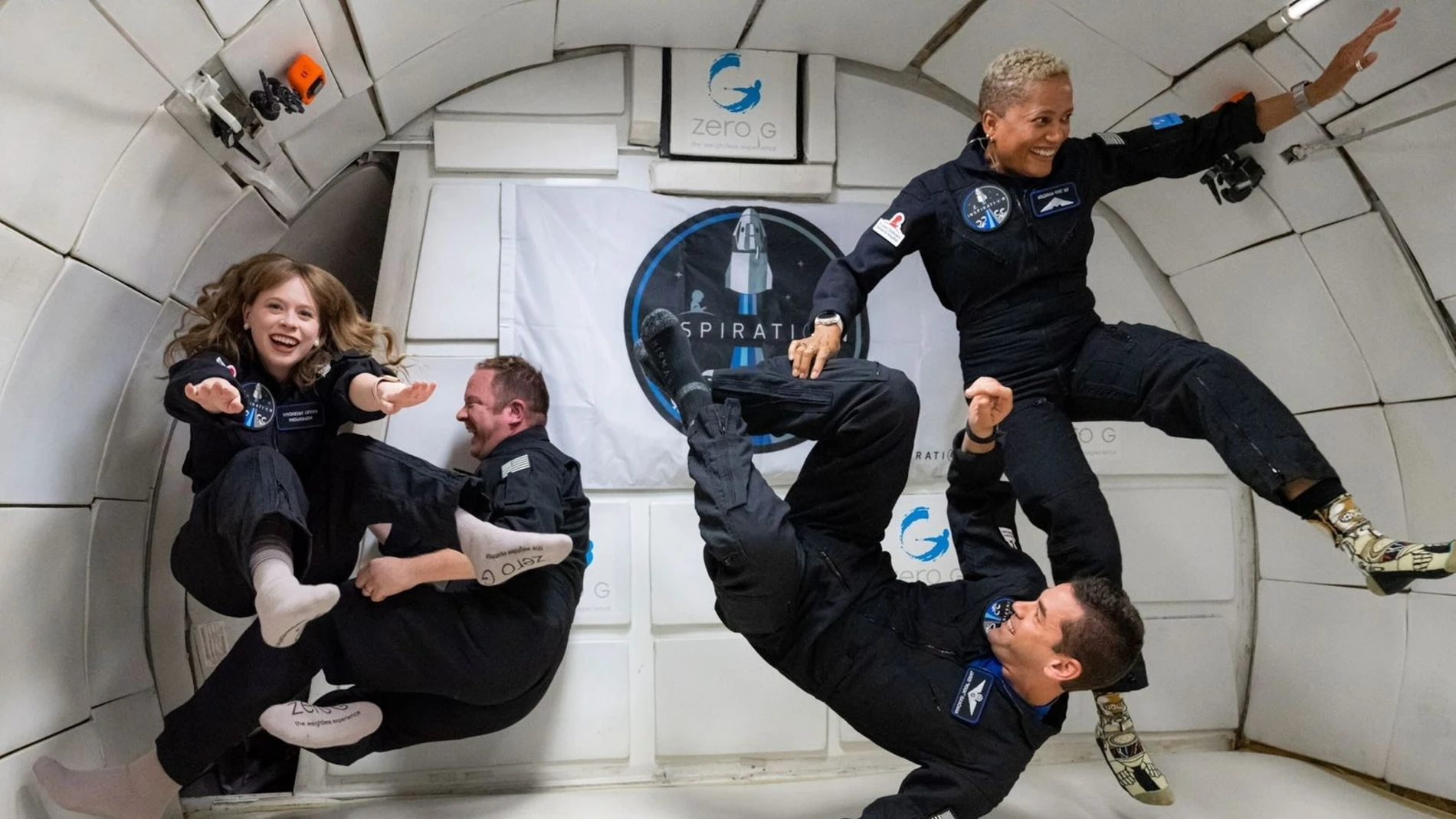 De izquierda a derecha, Hayley Arceneaux, Chris Sembroski, Jared Isaacman y Sian Proctor, durante un vuelo de entrenamiento en gravedad cero para la misión Inspiration4.