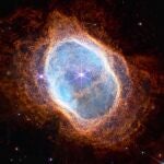Una nebulosa se come a otra en esta imagen captada por el telescopio James Webb.