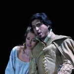 El tenor Joel Prieto (Don Alonso, el caballero de Olmedo) y la soprano Rocío Pérez (Doña Inés, su enamorada)